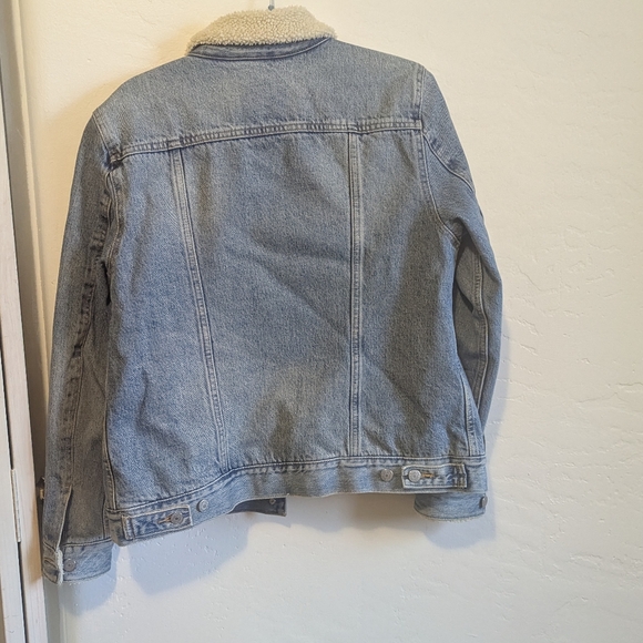 Levi’s Trucker with Sherpa Lining - Picture 2 of 7